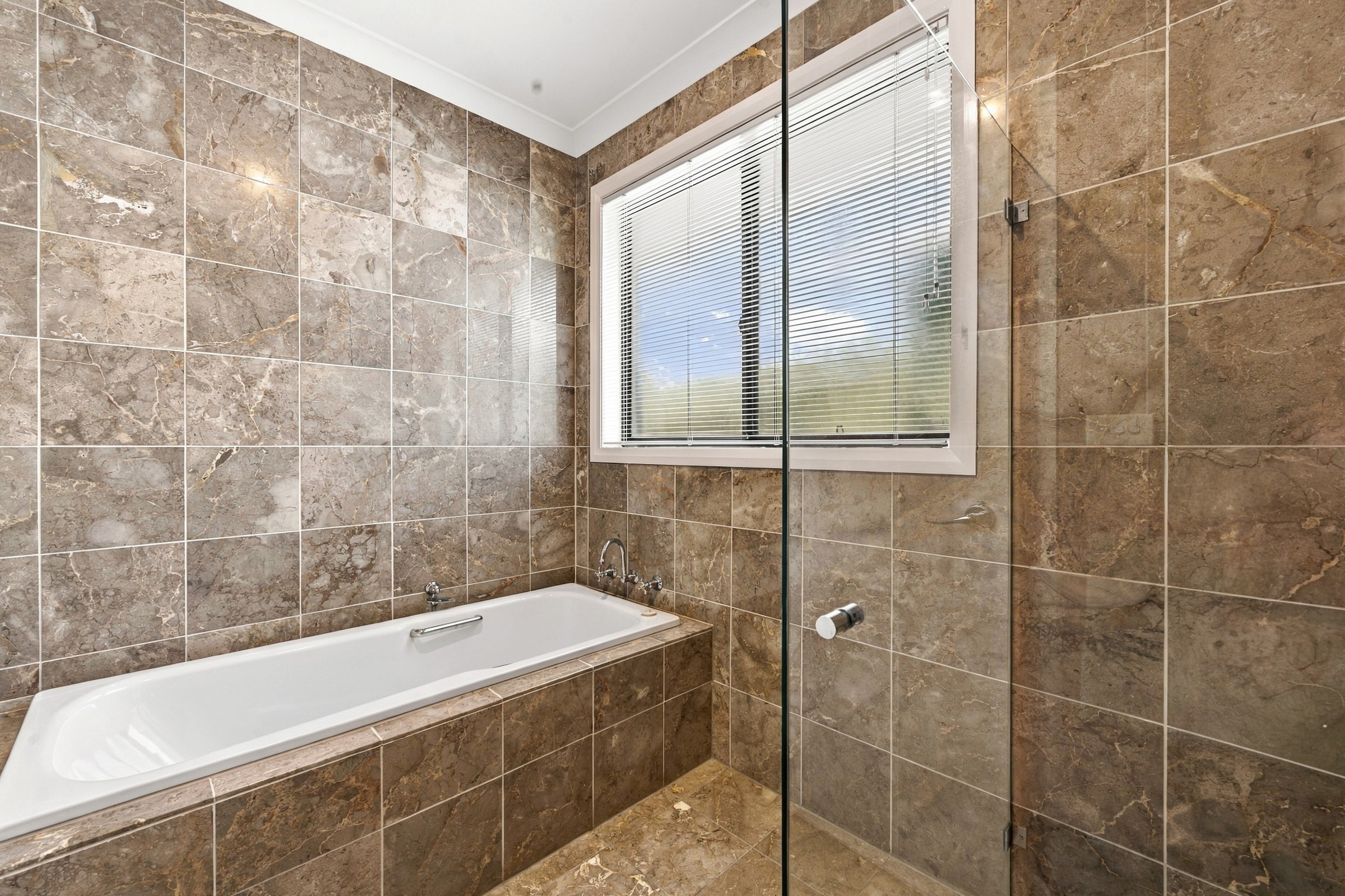 Main bathroom bath